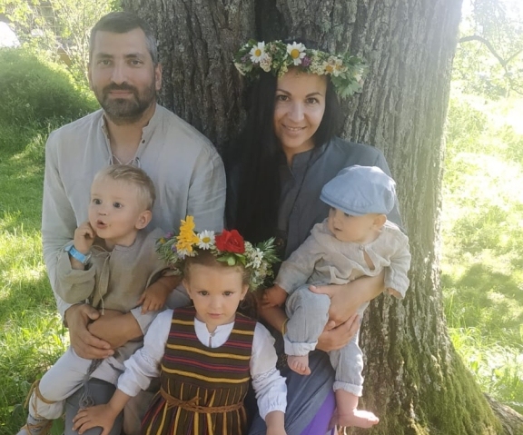 Dzirkstošo bērzu sulu ražotnes “BIRZĪ” īpašnieks Ervins Labanovskis ne mirkli nenožēlo, ka pirms vairākiem gadiem kopā ar sievu Līviju Letīciju no Rīgas pārcēlās uz Smiltenes novada Brantu pagastu. Laukos viņi saredz potenciālu, un šī ir labākā vieta, kur augt abu bērniem – Mārai, Viesturam un Austrim.              