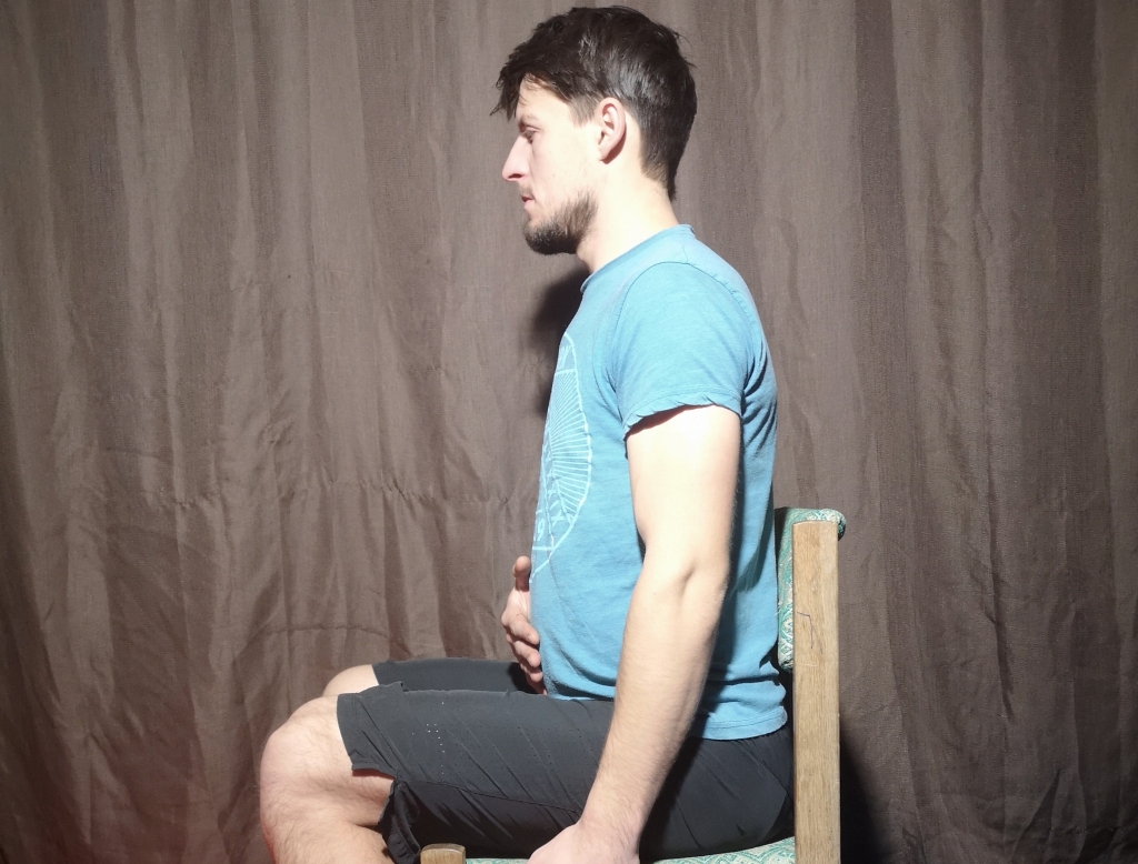 1. vingrinājums  
Sākuma stāvoklis: kājas balstās uz grīdas, pleci brīvi, viena roka uz vēdera, otra uz krūšukaula.
Izpilde: diafragmālā elpošana – ieelpa caur degunu – vēders piepūšas, izelpā caur muti – vēders uz iekšu. Ar augšējo roku kontrolē, lai krūškurvis paliek nekustīgs, elpo tikai ar vēderu. 8 reizes
Autors: Kristīne Matuka, Edgars Matuks