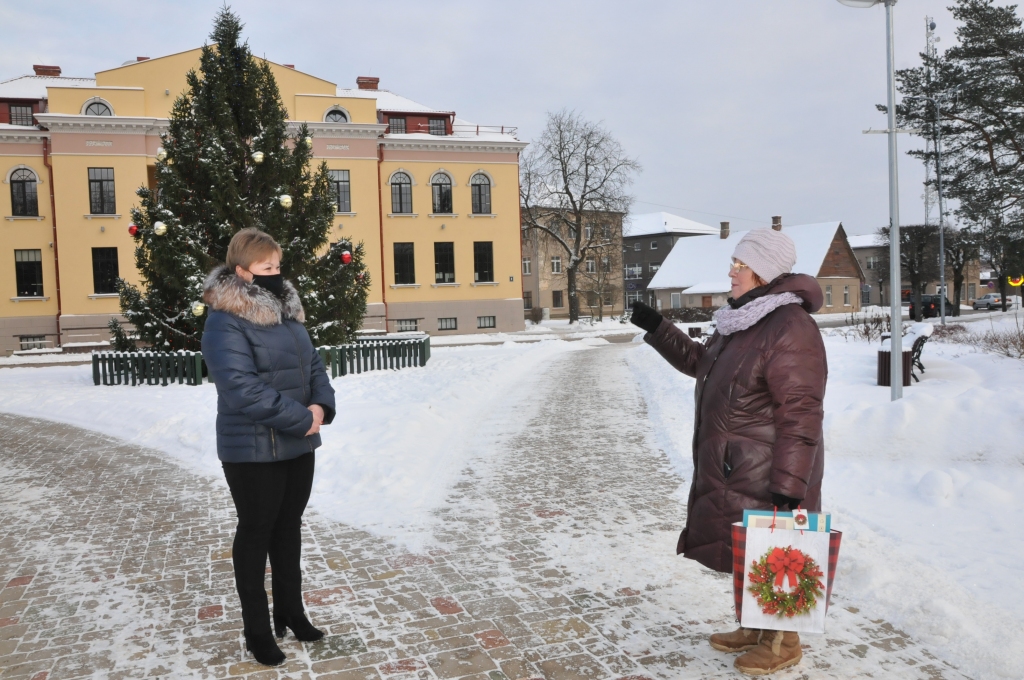 Komplimentus par privātmājas pagalma sapošanu gada baltākajos svētkos saņēma Dana Nuruļļina. Ne viens vien valcēnietis, ejot pastaigā pa Strautu ielu, apstājās, lai pavērotu, cik skaisti izskatās mājas pagalmā.                                                                                              
Autors: INGA KARPOVA