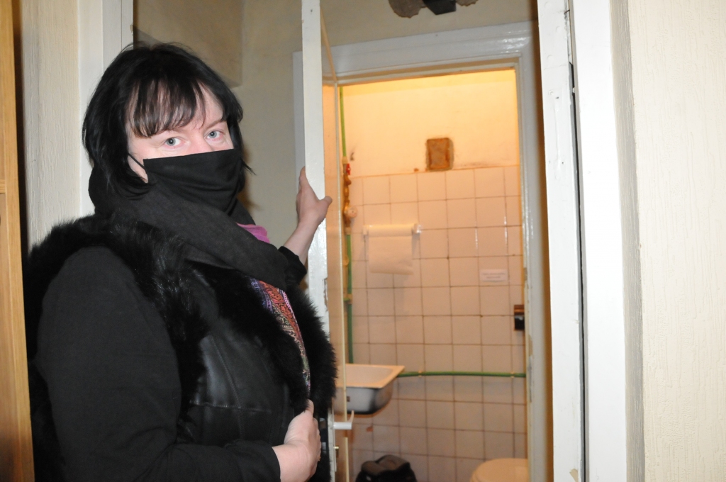 SIA “VTU Valmiera” Valkas autoostas kasiere Viola Tomiņa “Ziemeļlatvijai” ļāva ieskatīties pasažieriem paredzētajā tualetē. Cilvēkus no ielas te neielaiž, jo autoostai nav apkopējas, tualetes uzkopj pašas darbinieces.                                                                                                                                        
Autors:  INGA KARPOVA