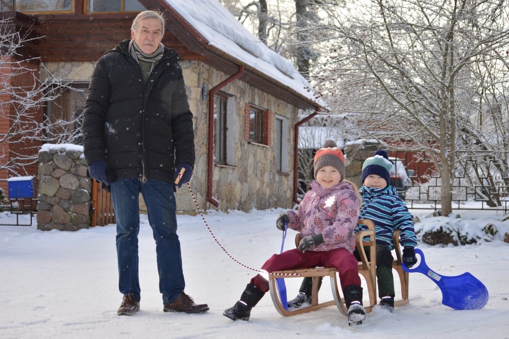 Grieta, Jēkabs un arī pārējie smiltenieša Jura Matveja mazbērni var lepoties ar vectētiņu. Savu vārdu Juris Smiltenes vēsturē ierakstījis ar daudziem pilsētai nozīmīgiem būvobjektiem un arī ar to, ka bija pašu pirmo 1991. gada janvāra barikāžu aizstāvju vidū. Tie vīri uzņēmās vislielāko risku, jo neviens naktī uz 14. janvāri nezināja, vai Rīgā neatkārtosies Viļņas traģēdija.                                                                                                                                                       
Autors: SANDRA PĒTERSONE