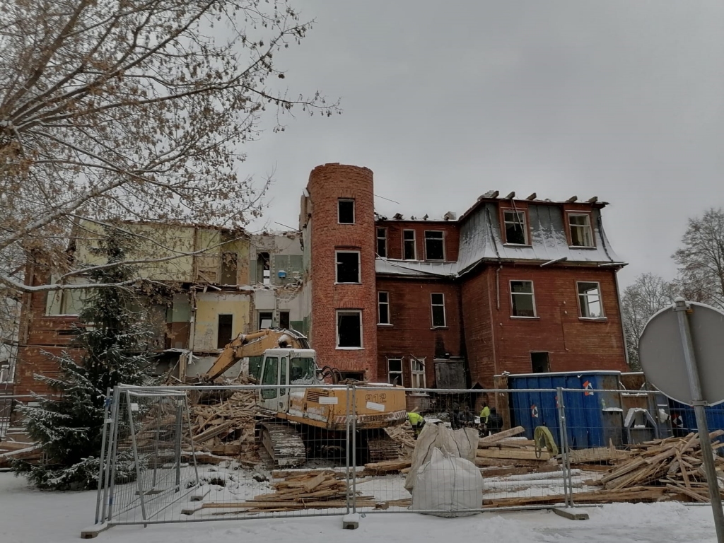 No Strenču ainavas drīz pazudīs viena no vecākajām ēkām šajā pilsētā –  trīsstāvu nams Rīgas ielas malā, kas savulaik kalpojis par skolu vairākām strencēniešu paaudzēm. Sava mūža pēdējās dienās tas atdevis cilvēkiem 87 gadus glabātas vēstures liecības.                                                                                                                                                                                                        
Autors: SARMĪTE CAUNE