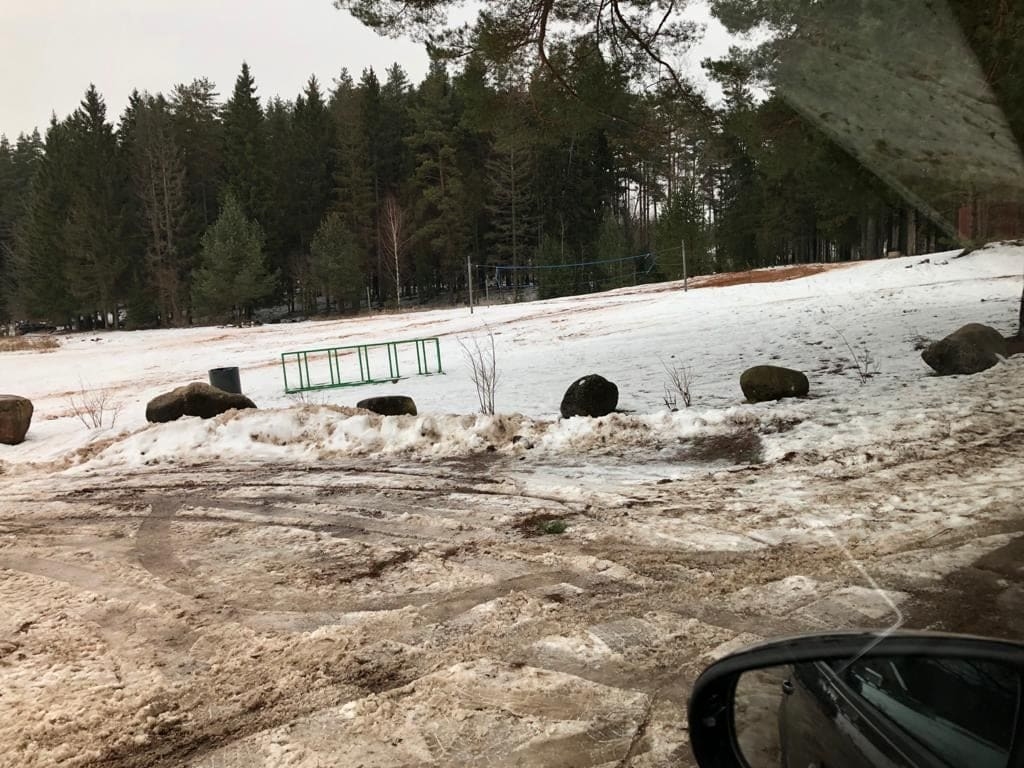 Aizvadītajās brīvdienās kāda valcēniete ar savu viedtālruni uzņēmusi pierādījumus, ka moto braucēji ķer adrenalīnu, ne tikai braucot pa Zāģezera ledu, bet arī smilšaino pludmali. Sieviete uzskata, ka pašvaldībai būtu jāreaģē uz šādām dabu postošām izklaidēm.                                               
Autors: ACULIECINIECES FOTO