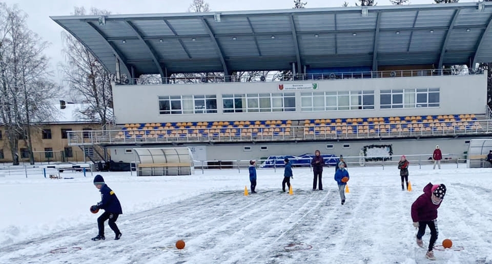 Ar smiekliem, sacensību garu, jautriem mirkļiem un pozitīvām emocijām Valkas BJSS audzēkņiem noris āra treniņi. 
Autors: Valkas novada BJSS