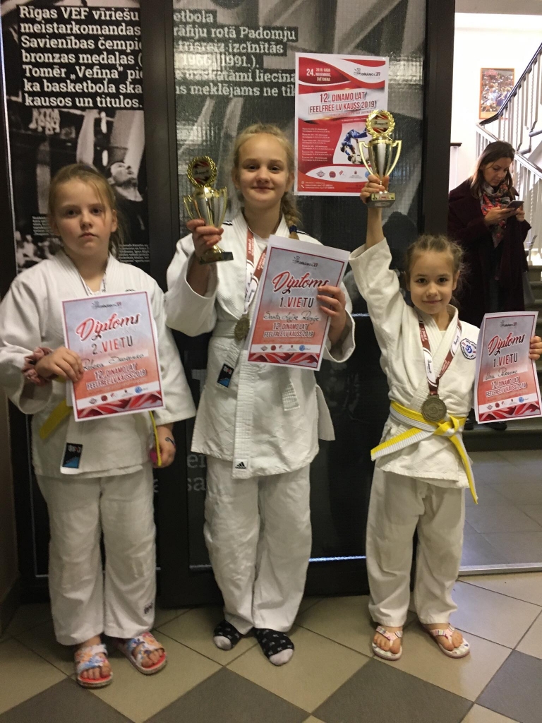 Trenera Edgara Matuka audzēknes Rebeka Skorenko (no kreisās) un Una Pērkone (no labās) ar sacensību “Feel free cup 2019” godalgām. 
 

Autors: no personīgā arhīva