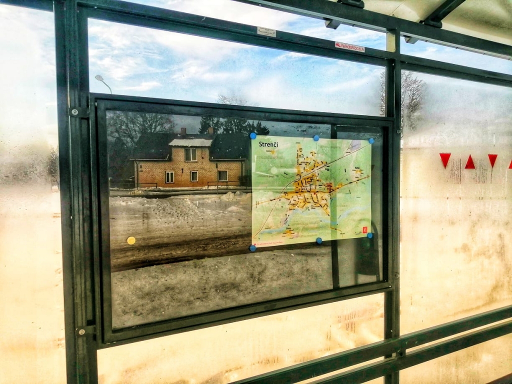 Jaunums Strenčos ir autobusu pieturas nojumē ar magnētiņiem piestiprinātā Strenču karte – palīgs iebraucējiem atrast ceļu arī uz šobrīd iecienīto Gaujas dabas taku.                                                                    
Autors: MADARA RIBOZOLA