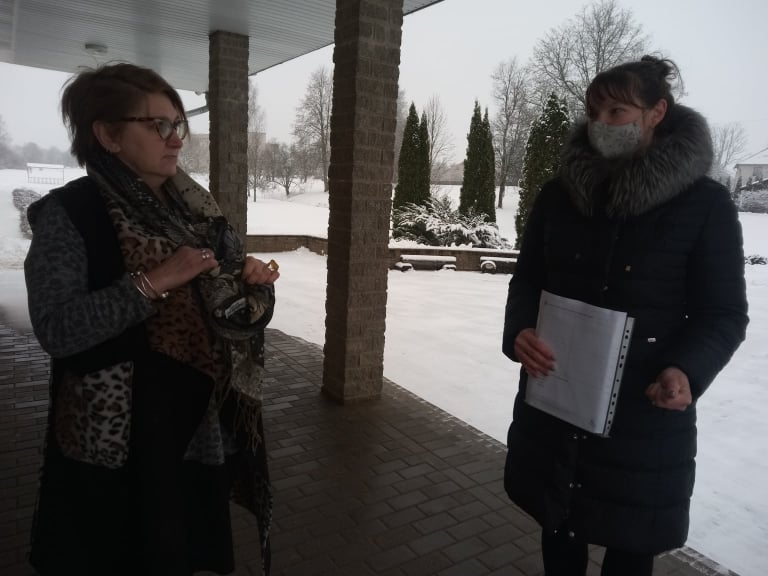 Šonedēļ Valkas Jāņa Cimzes ģimnāzijas direktore Lilita Kreicberga (no kreisās) veica arī kurjera pienākumus, pirmklasnieku vecākiem pie Ausekļa ielas ēkas durvīm atdodot bērnu darba burtnīcas un aprunājoties, kā veicas ar mācībām mājās. Pirmklasnieces Anetes mamma Lana Rutkovska atzīst – viegli nav, bet ir jādara. 