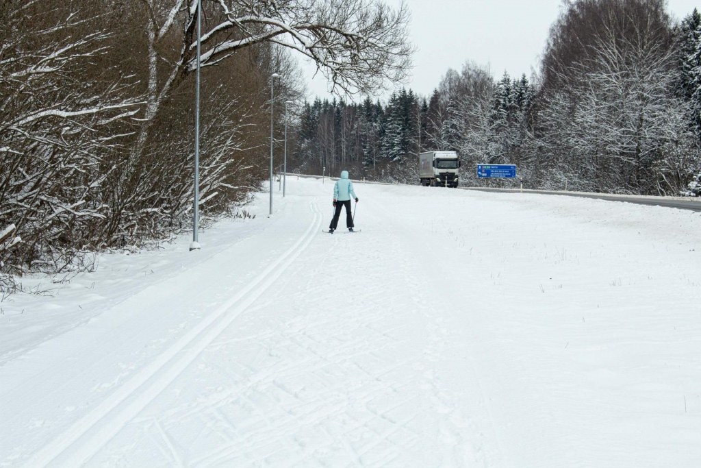 Slēpošanas trase Valgā, kas stiepjas paralēli Tartu šosejai.   
Autors: Tīts Loims