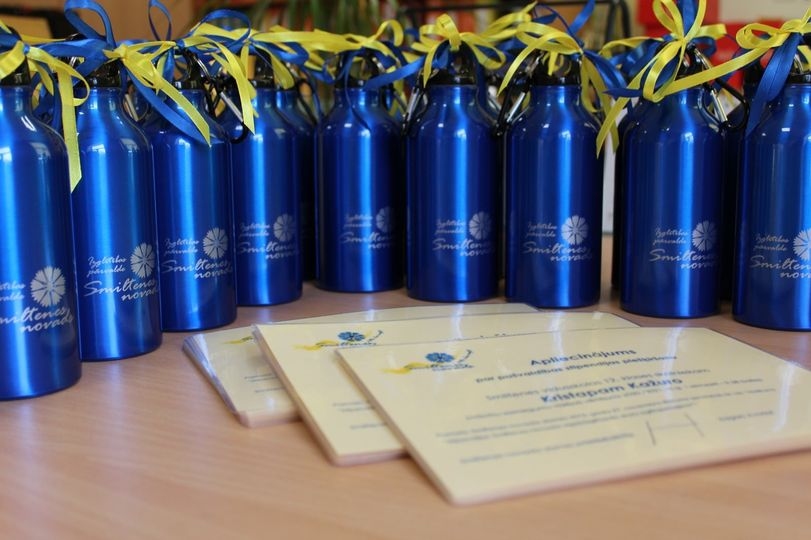 Jau ierasts, ka papildu stipendijām mācībās labākie Smiltenes novada vidusskolēni saņem arī balvas. Šoreiz tās ir ūdens pudeles ar Smiltenes novada simboliku.                                                                             
Autors:  IVETA GOTMANE  