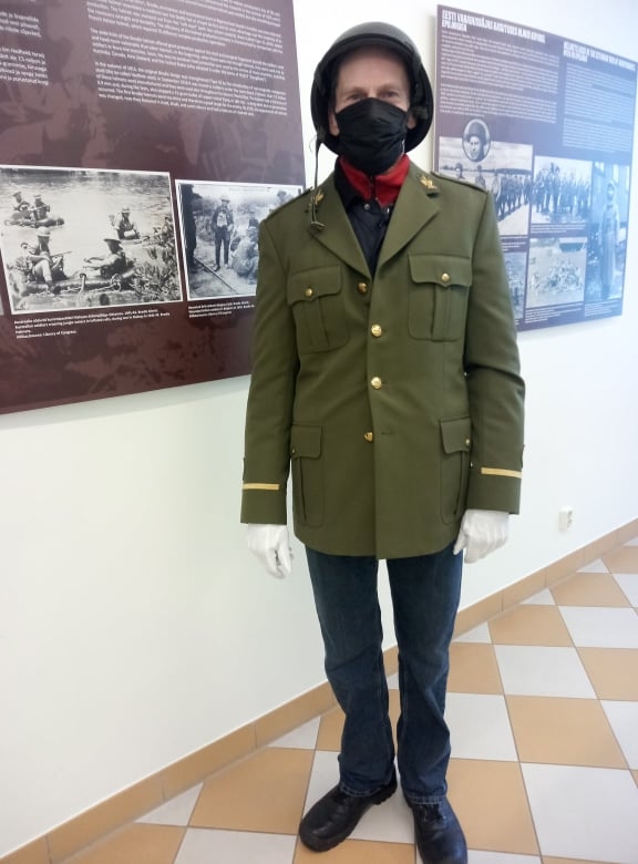 Apmeklējot militāro ķiveru izstādi Valgas muzejā Vabaduse ielā 8, ir iespēja pielaikot dažas ķiveres un armijas formas tērpu.              
Autors:  INGA KARPOVA