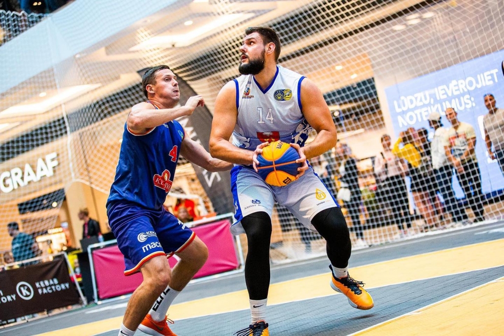 Kamēr “VEF basketbola akadēmijas Valkā” komanda gaida sezonas atsākšanos, individuālus treniņus aizvada Daniels Minajevs, kas iekļauts Latvijas 3x3 basketbola izlases kandidātu sarakstā.                                                                                                               
Autors: Roberts Johansons