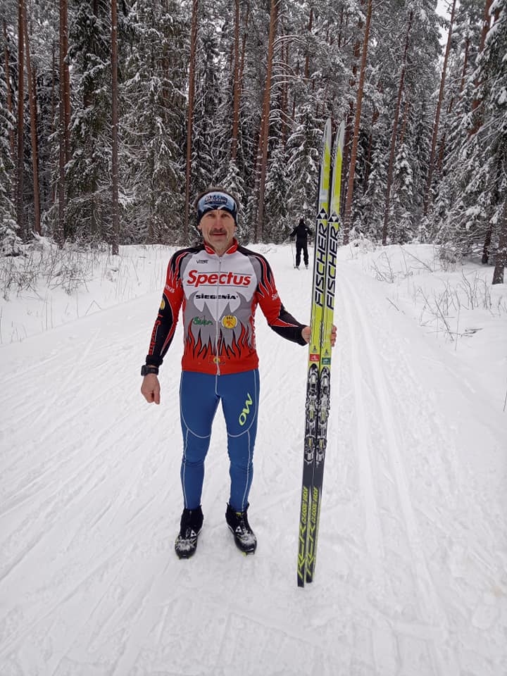 Kamēr Latvijā ir aizliegtas sporta sacensības, smiltenietis Vairis Krauklis piedalās virtuālajās sacensībās, ko piedāvā organizatori visā pasaulē. Proti, reģistrējas sacensībām, pats izvēlas labāko trasi, kur veikt distanci, un pēc tam nosūta rezultātu rīkotājiem.                            
Autors: NO PERSONĪGĀ ARHĪVA