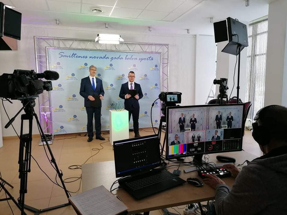 «Smiltenes novada Gada balvas sportā» svinīgā apbalvošanas ceremonija pirmo reizi nenotiks klātienē Smiltenes novada Kultūras centrā, bet gan televīzijas kanālā «ReTV». Smiltenes novada sporta sabiedrībai tik nozīmīgo pasākumu arī šajā reizē tandēmā vadīts Aigars Veldre (no kreisās) un Toms Markss.              
Autors: NO PERSONĪGĀ ARHĪVA