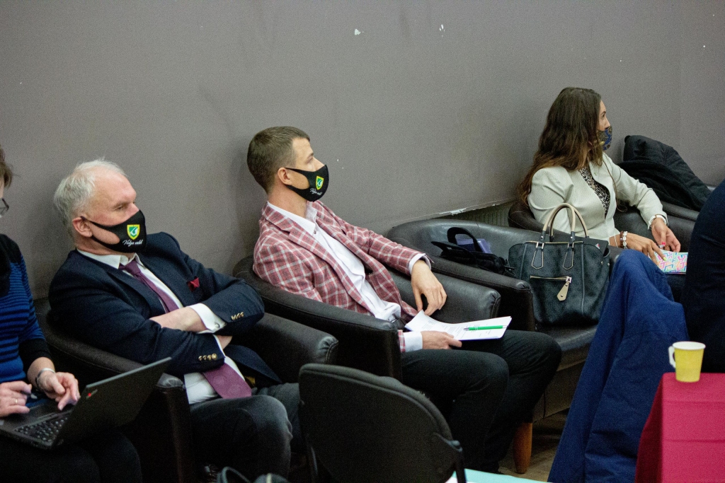 Valgas pagasta vadītājas vietniekiem Tomasam Petersonam (no kreisās), Mati Kikasam un pagasta vadītājai Esterei Karusei opozīcijas deputāti izteikuši neuzticību.                                                                               
Autors: Tīts Loims