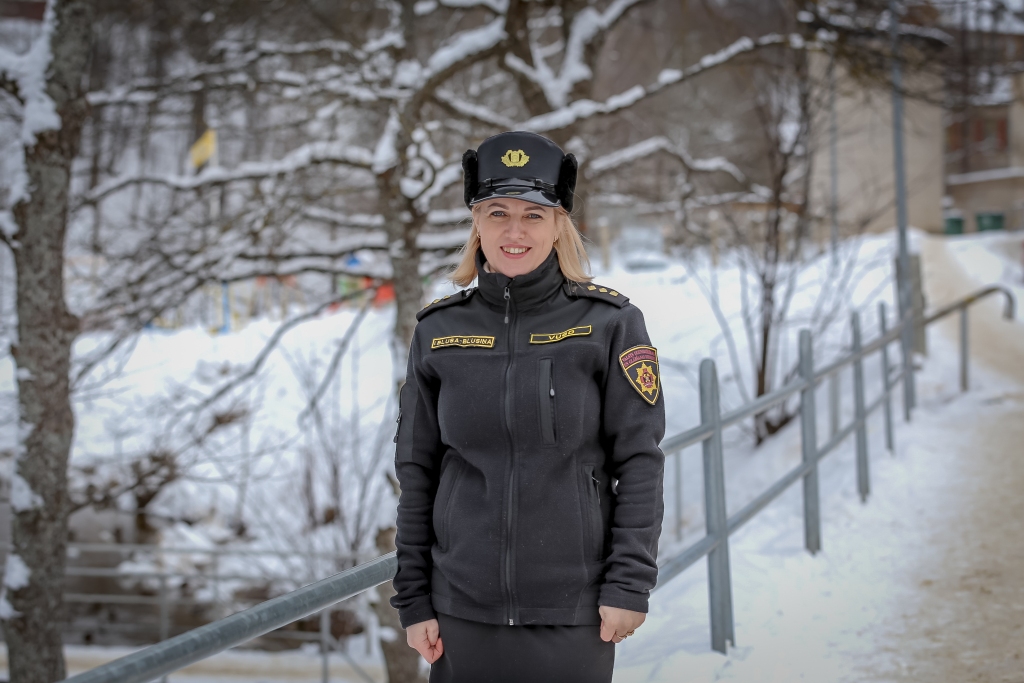 Valsts ugunsdzēsības un glābšanas dienesta Operatīvās vadības pārvaldes Zvanu apstrādes un resursu vadības nodaļas Vidzemes reģiona zvanu centra inspektore dežurante Ineta Blusa-Blusiņa jau 11 gadus atbild uz vienotā ārkārtas palīdzības izsaukuma numuru 112. Sieviete savu nodarbošanos nemainītu ne pret vienu citu, jo viņai allaž patikuši formastērpi, bet vēl vairāk – apziņa, ka vari palīdzēt līdzcilvēkiem.                                                                                                  
Autors:  SANTA SINKA