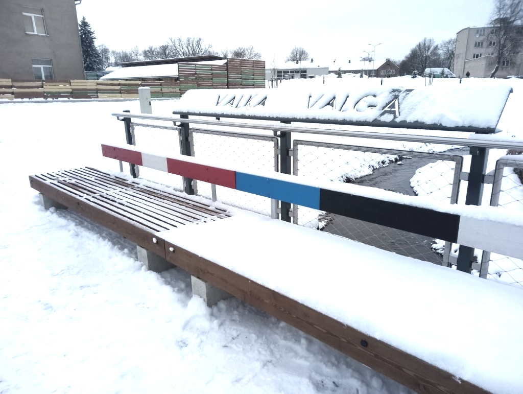 To, ka Valkas pusē kopīgajā dvīņu pilsētu centrā tiek no celiņiem un laukumiem notīrīts sniegs, apliecina arī īpašais soliņš uz pašas Latvijas – Igaunijas robežas un arī robežbūdiņa. Latvijas pusē no soliņa sniegs ir notīrīts, bet Igaunijas pusē – nav notīrīts. Aiz robežbūdiņas Igaunijas pusē sniegs arī nav notīrīts.                                                                                                                                                                                                                                                          
Autors: Inga Karpova
