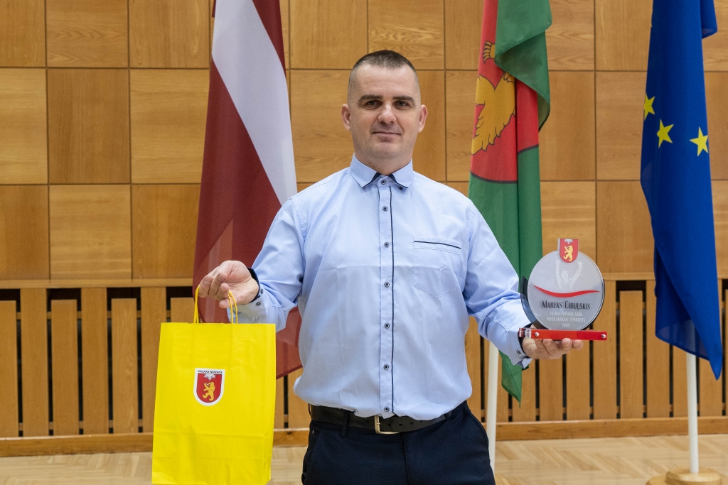 Pieredzes bagātais Valkas futbola kluba spēlētājs Mareks Cibuļskis saņēma 2020. gada Valkas novada populārākā sportista balvu.                                                                                                                                            
Autors: Roberts Johansons