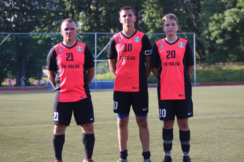 Futbolā, kā pats saka, Mareks ir ievilcis gan savu dēlu Rodrigo (centrā), gan arī dzīvesbiedres dēlu Robertu Teteru, kas ir šī brīža Valkas komandas līderis.