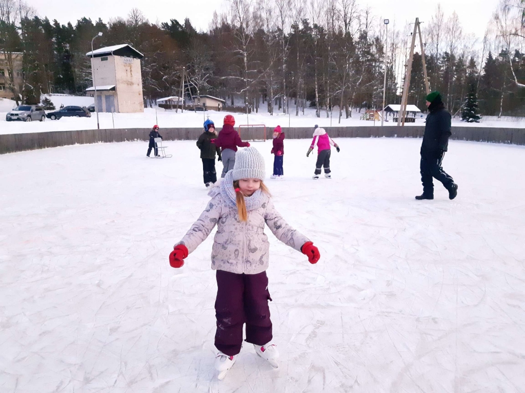 Valcēniete Līga Orleana kopā ar meitām Grietu un Renāti regulāri apmeklē Ērģemes slidotavu. Ģimene izvēlas slidot Ērģemē, jo Valkas stadiona slidotavā parasti ir ļoti daudz ziemas prieku baudītāju. Līga slavē ērģemiešus, kuri parūpējušies par aktuālās informācijas ievietošanu sociālajos tīklos.                                                             
Autors: Līga Orleana