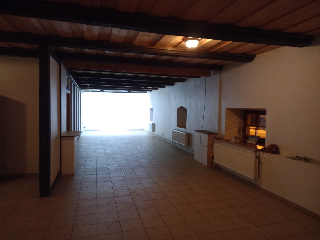 Šobrīd Strenču novada domei piederošā ēka Jērcēnos, tā dēvētais mednieku nams, ir tukšs, nekāda aprīkojuma tajā vairs nav. Īsi pirms novadu reformas Strenču novada deputāti nonākuši atbildīgas izšķiršanās priekšā, ko ar šo īpašumu darīt. Vietējie iedzīvotāji ir gatavi nomāt, bet iesniegums ir kļuvis “karsts”. 
Autors: Jānis Ence