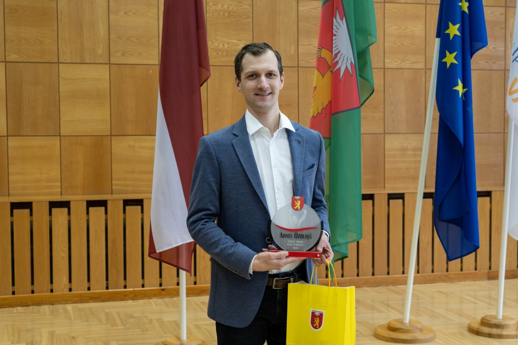 Valkas novada aizvadītā gada “Gada sportists” balvu saņēma vieglatlēts Arnis Ozoliņš.
Autors: Roberts Johansons