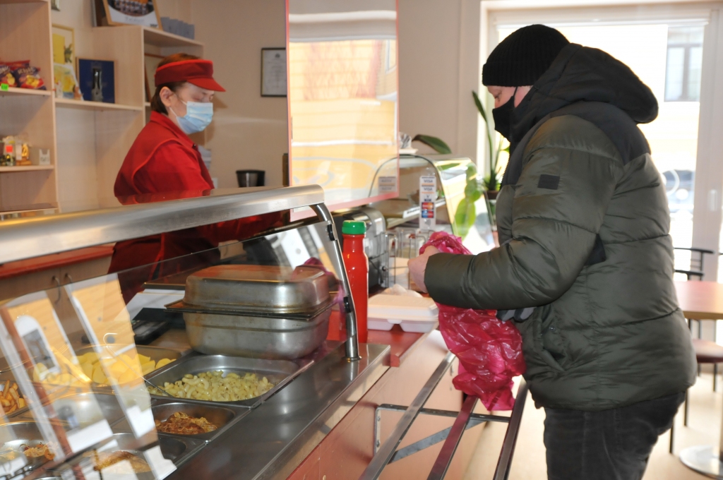 Valkas Jāņa Cimzes ģimnāzijas audzēkņiem, mācoties attālināti, tomēr ir iespēja tikt pie ierastajām un garšīgajām pusdienām, kuras gatavo skolas kafejnīcas “Sprints” darbinieces. Pēc pusdienām ierodas ne tikai paši bērni, bet arī vecāki un pat vecvecāki.                                                                                                                                                                                                        
Autors: INGA KARPOVA