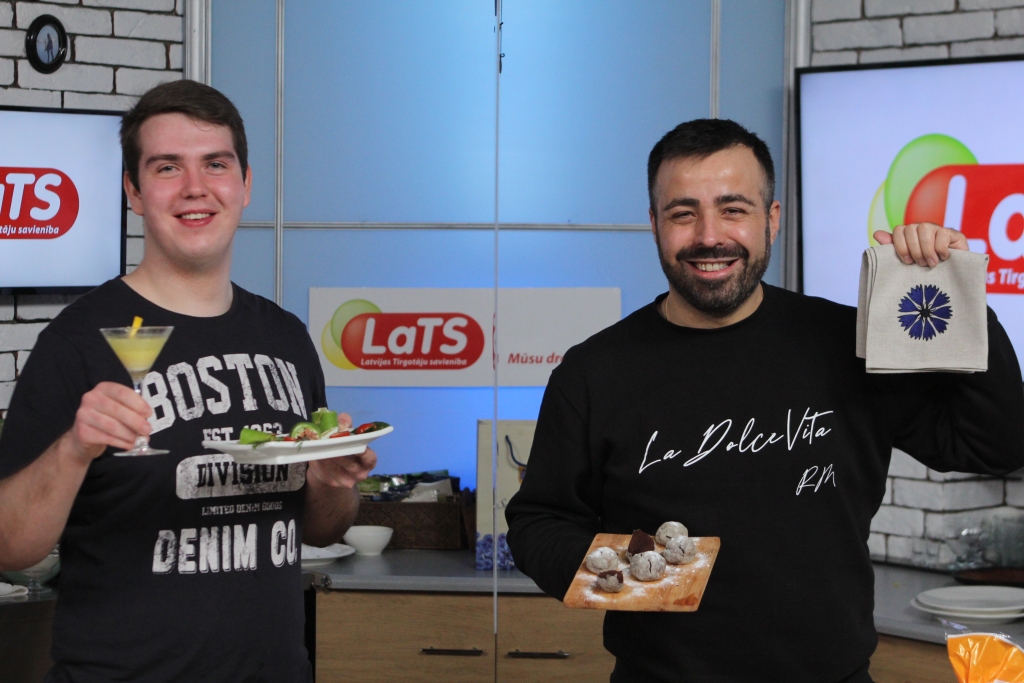 Sandis Rakovs (no kreisās) ir jaunietis no Grundzāles. Pagastā par viņa kulinārijas dotībām zina teju katrs, taču tagad sirsnīgo topošo pavāru varēja iepazīt cilvēki visā Latvijā. Sandis gatavoja kopā ar itāli Roberto Meloni televīzijas pavāršovā «La Dolce Vita. Ar Roberto».                                                                                                                        
Autors: NO RAIDĪJUMA ARHĪVA