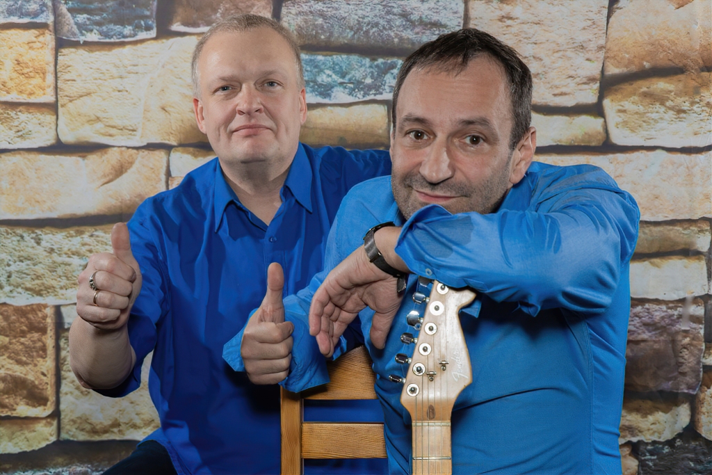 Smiltenes grupa “Tilts” tagad muzicē jaunā sastāvā – tajā spēlē Gatis Samučonoks (no kreisās) un Aigars Ķerpe. Abi jau sastrādājušies, ierakstot jaunu albumu.                                                                                           

Autors: GATIS SAMUČONOKS