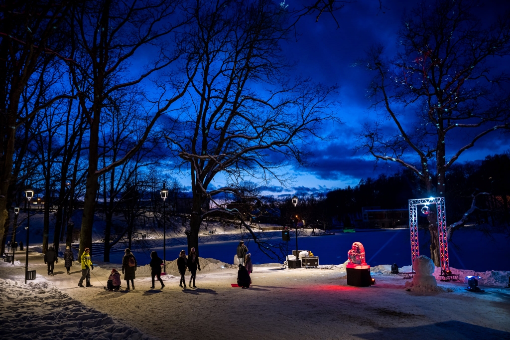 Visu mīlētāju dienā, 14. februārī, Smiltenē iedzīvotājiem bija iespēja doties romantiskā pastaigā pa Veco parku. Par godu šiem svētkiem Smiltenes novada Kultūras centrs parūpējās par atbilstošu mūziku un noskaņu jaunajā parka estrādē.                                                                                                                                                       

Autors: AGNIS MELDERIS