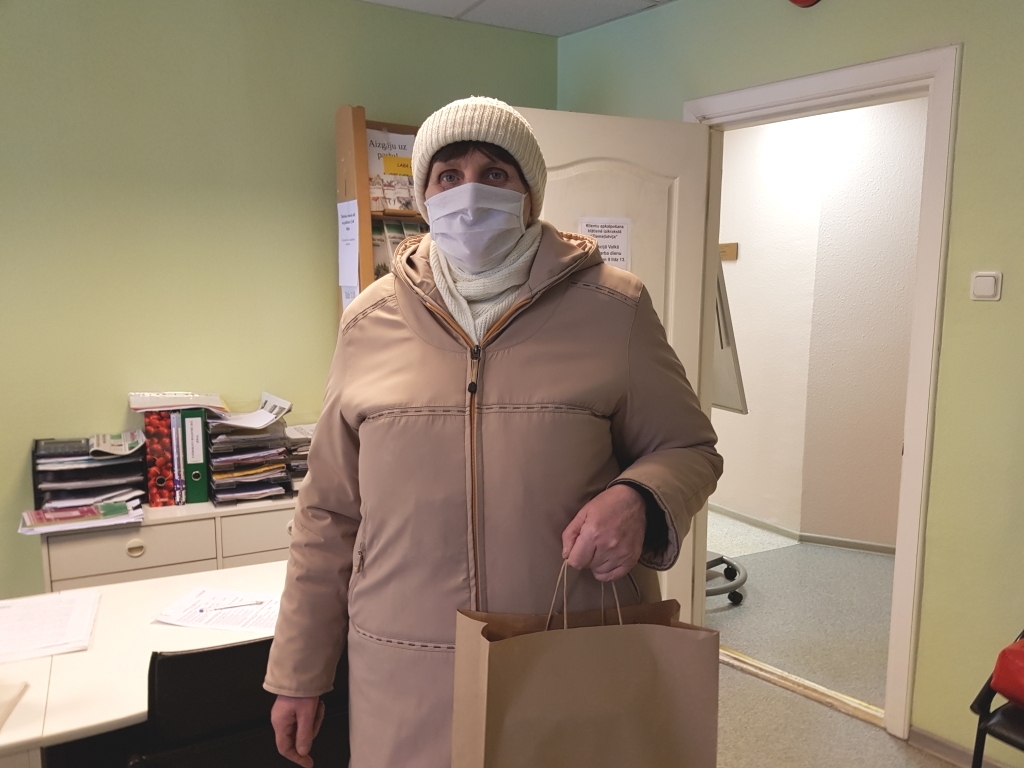 Saņemot abonēšanas akcijas “Abonē laikrakstu “Ziemeļlatvija” 2021. gadam un laimē” laimēto vietējo ražotāju gardumu grozu, valcēniete Smaida Šulce atzīst, ka viņai jaunais gads sācies ar patīkamu pārsteigumu. 
Autors: Anita Kopštāle