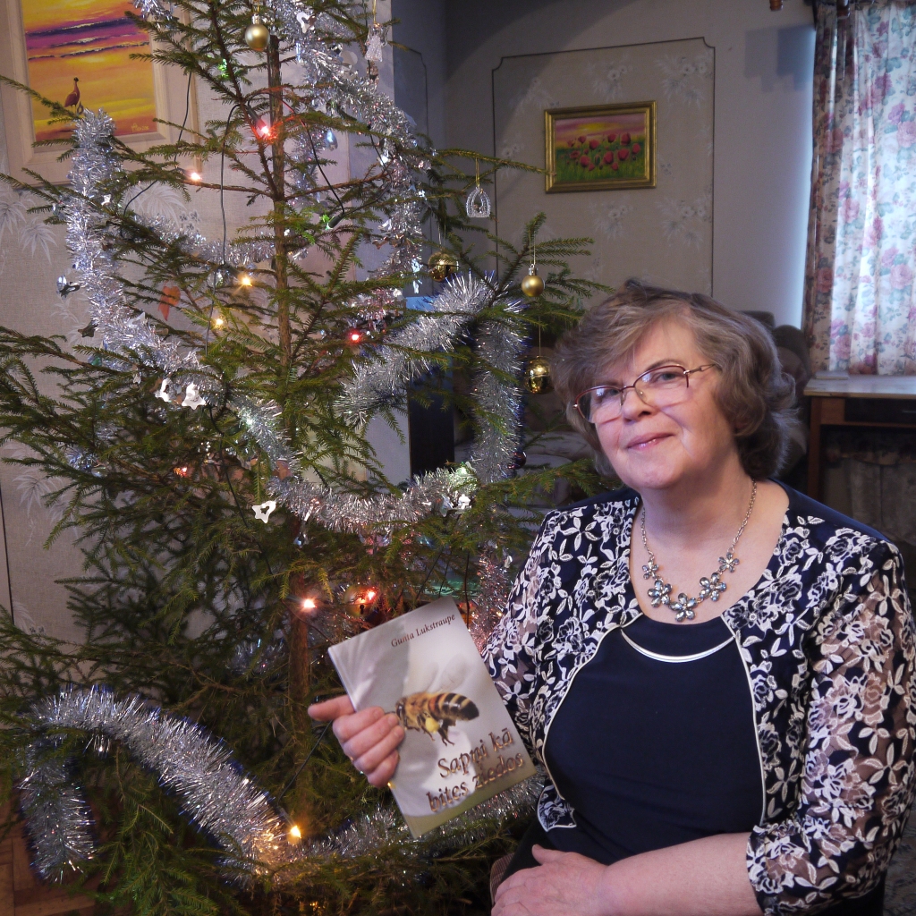 Sirdī joprojām vijciemietei Guntai Lukstraupei šī gada sākumā dienas gaismu ieraudzīja dzejas krājums “Sapņi kā bites ziedos”. Tas veltīts dzimtajai vietai, vecākiem un dzimtas mājai, pirmajai skolai un Vijas upei.                                                                                                                                                  
Autors: NO PERSONĪGĀ ARHĪVA