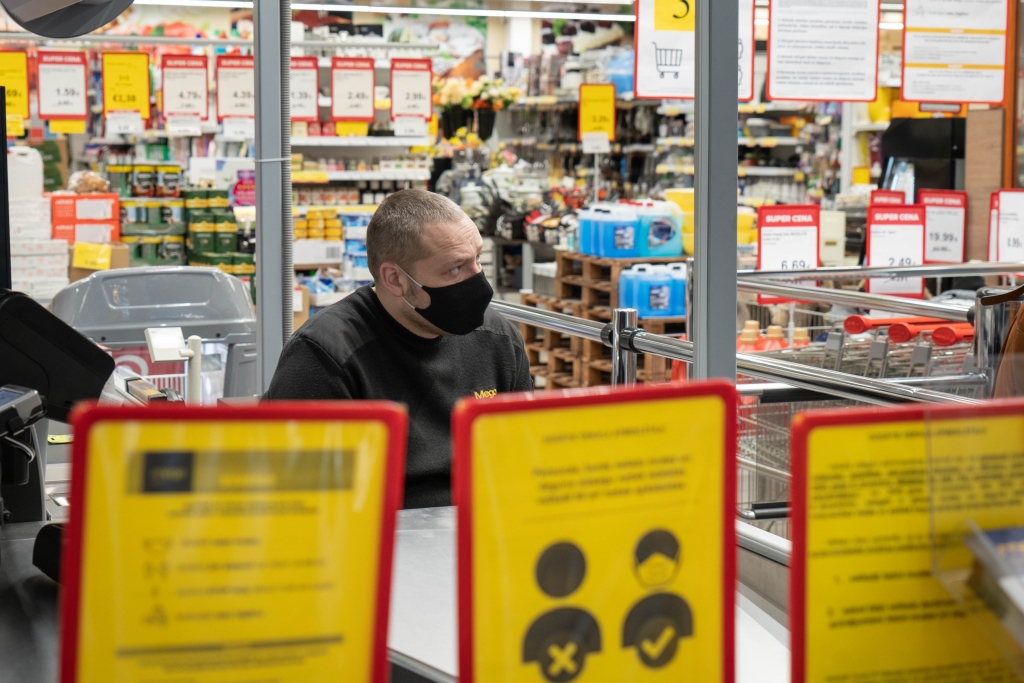 Vakar veikalā “Mego” Valkā visiem pircējiem bija deguna un mutes aizsegi. Pie ieejas veikalā apsargs vēro, lai visi pircēji paņemtu groziņus un lietotu deguna un mutes aizsegus. Gadījumā, ja tāda nav, viņš piedāvā zilās medicīniskās maskas.                                                                    
Autors: ROBERTS JOHANSONS