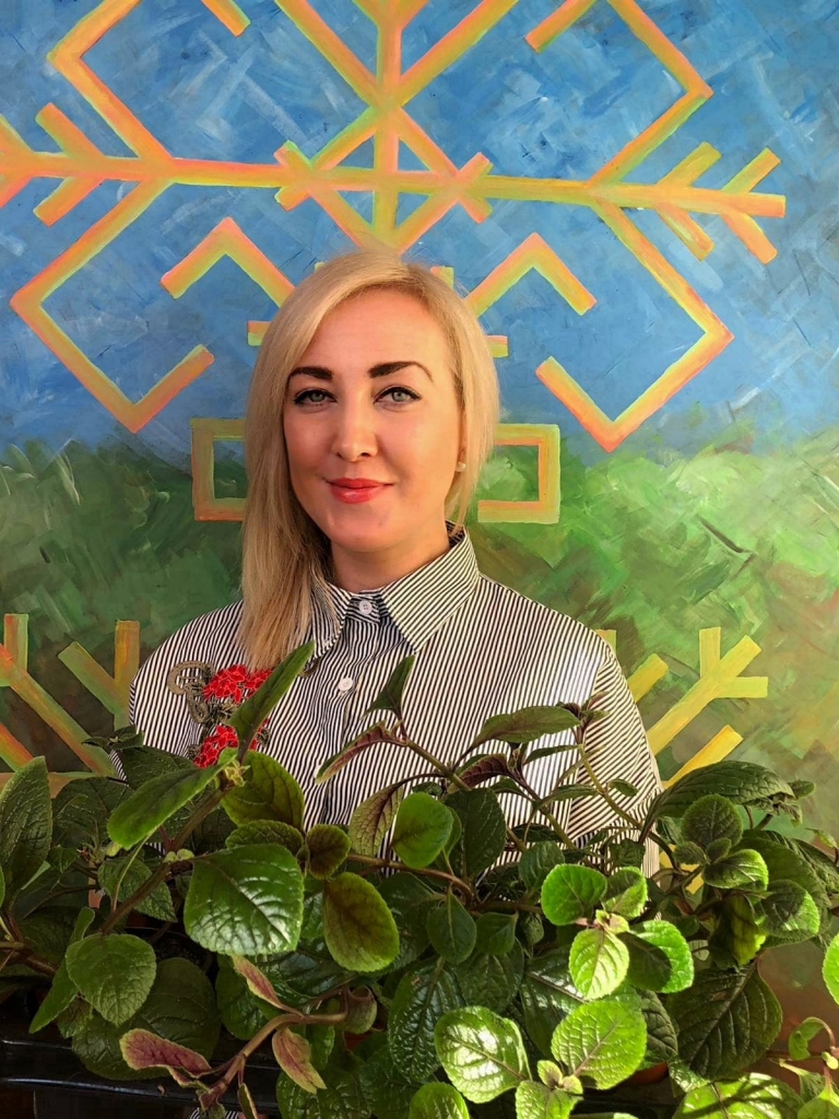 Tāpat kā iepriekšējā Valkas pilsētas dārzniece, arī jaunā speciāliste Alita Plūksna savā mājoklī uz palodzēm audzē košumaugus. Tos plānots izmantot Valkas teritorijas izdaiļošanā. Alita uzskata, ka tā nav nekāda problēma – rudenī sagatavot stādāmo materiālu, pa ziemu to apsakņot un pavasarī izstādīt.                                                                                   
Autors: NO PERSONĪGĀ ARHĪVA