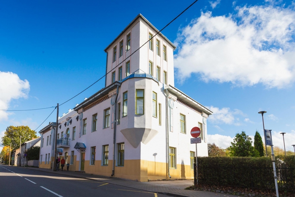 Valgas pagasta arhitekta Jirži Tintera vadībā nams Kuperjanova ielā 12 ieguvis otro dzīvi, atdzimstot un pārtopot par pašvaldības īres namu. 
Autors: Arvo Mēks