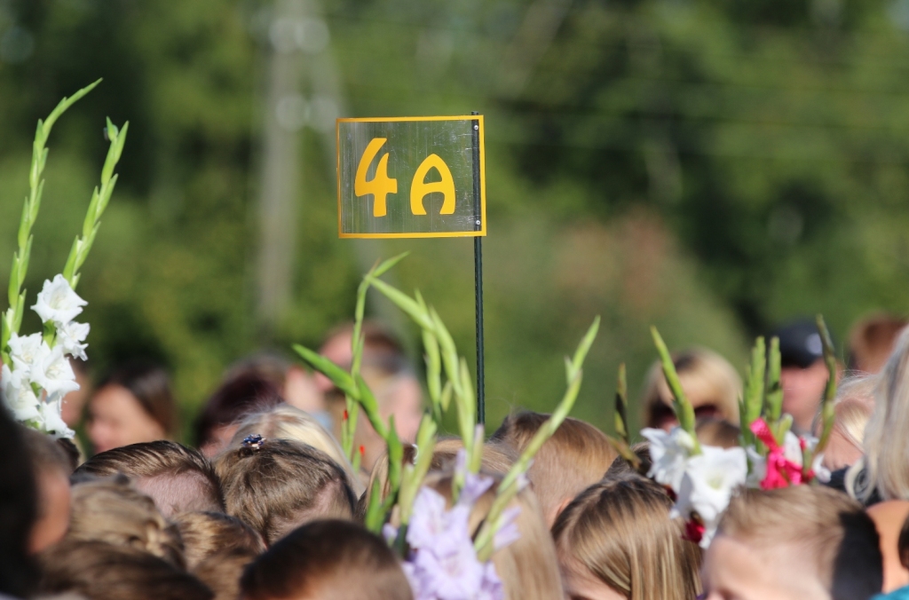 Pērn rudenī 2020./2021. mācību gads iesākās klātienē, bet, pasliktinoties epidemioloģiskajai situācijai valstī, bērni jau ilgstoši mācās attālināti. Cerība atsākt klātienes procesu ir sākumskolēniem tajās pašvaldībās, kurās ir zema 14 dienu kumulatīvā saslimstība ar “Covid-19”.       
Autors:  SANTA SINKA