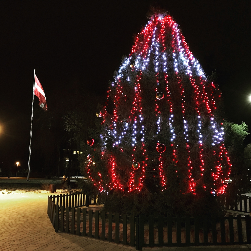 2020. gada Ziemassvētku egle Lugažu laukumā, kas izgaismota ar modernām tehnoloģijām – programmējamām LED gaismu virtenēm.
Autors: Roberts Johansons