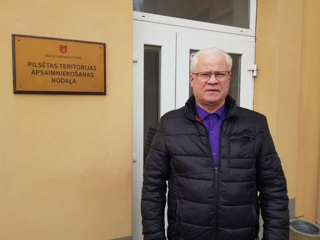 Beidzoties sniegotajai ziemai, laika apstākļi otrdien sagādāja raizes Valkas novada domes Pilsētas teritorijas apsaimniekošanas nodaļas vadītājam Gintam Stālmeisteram. Lai gan tika mobilizēti visi spēki, ar sasalstošā ledus radītajām sekām cīnīties bija faktiski neiespējami.                                                                    
Autors: NO PERSONĪGĀ ARHĪVA