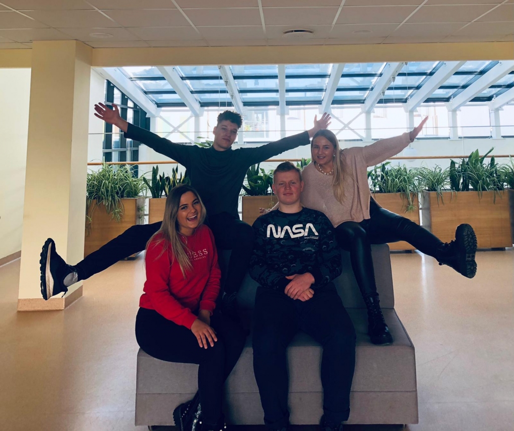 Valmieras tehnikuma skolēnu mācību uzņēmuma “Spoonable” jaunieši (1. rindā no kreisās Izabella Īva Jansone un Niks Matīss Elksniņš, 2. rindā no kreisās – Mareks Baumanis un Jete Jozefīne Jansone) ir iedegušies par savu biznesa ideju – palīdzēt ar Parkinsona slimību sasirgušajiem cilvēkiem paēst pašiem, neskatoties uz roku trīcēšanu. 
                                                                                                                                                                           
Autors: NO PERSONĪGĀ ARHĪVA