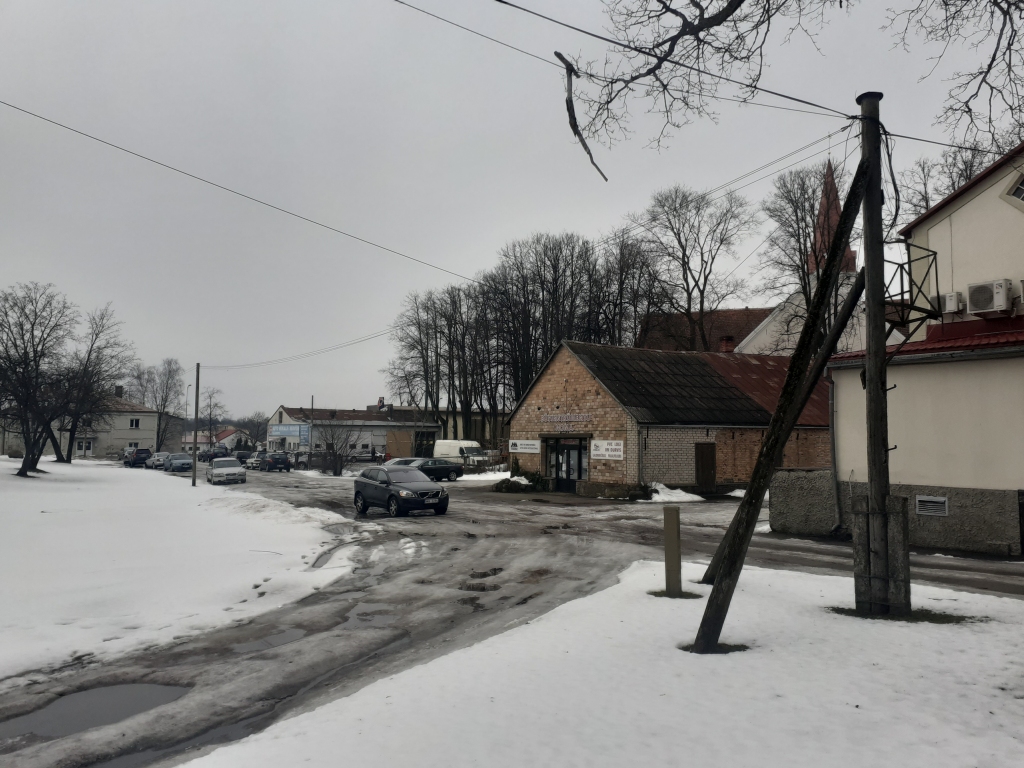 Būvprojektā Smiltenes pilsētas centrālās daļas pārbūvei jaunajai autoostas ēkai ir norādīta vieta Baznīcas laukumā 16A, paredzot tur esošās ķieģeļu ēkas (attēlā) pārbūvi un arī plānojot satiksmes organizāciju, peronu izvietojumu, iespējamo gājēju plūsmu un apkārt esošās teritorijas labiekārtošanu. Jaunās autoostas ēkas projektētāju, uzņēmumu “Firma L4”, pašvaldība izvēlējusies sarunu procedūrā, nerīkojot atklātu konkursu. 
Autors:  SANDRA PĒTERSONE