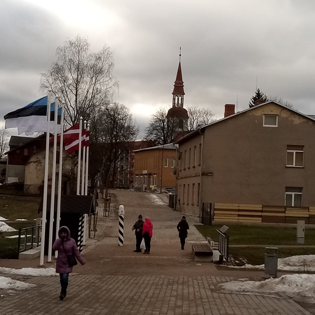Lai gan pēdējās dienās kaimiņvalstī Igaunijā strauji pieaugusi inficēšanās ar “Covid-19”, aizvadītajās brīvdienās cilvēki no Valkas devās uz Valgu savās darīšanās, galvenokārt jau uz kaimiņpilsētas veikaliem.      
Autors: INGA KARPOVA