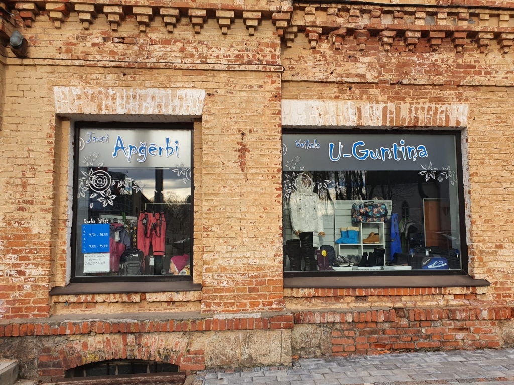 Vairums cilvēku tā arī nespēj atšifrēt, kāpēc apģērbu un apavu iegāde veikalā kļuvusi par bīstamu nodarbi un jau divus mēnešus tirgotājiem ir liegts pārdod cilvēkiem nepieciešamās preces klātienē. Mazie tirgotāji nezina, ko iesākt ar iepirkto ziemas  preci un kur ņems līdzekļus, lai iegādātos pavasara/vasaras sezonas kolekcijas. 
                                                                                                                                                                                      
Autors: SANTA SINKA