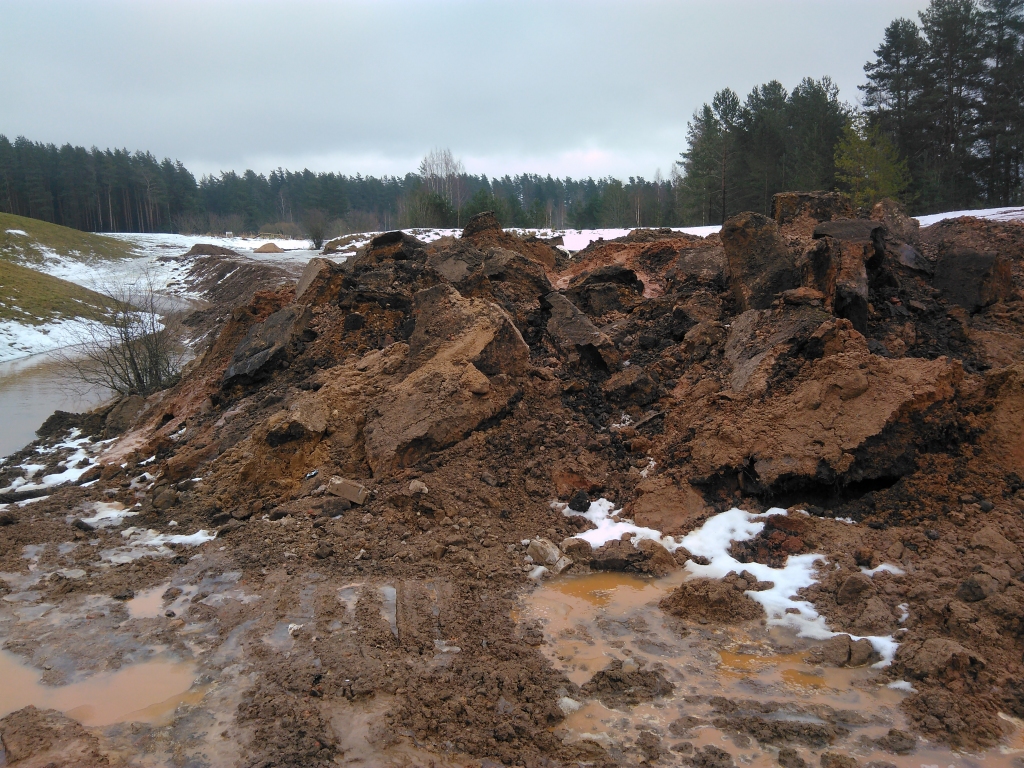 Valsts vides dienests konstatējis pārkāpumus Smiltenes novada pašvaldības īpašumā – netālu no Drandu ielas izveidotajā atbērtnē izgāzta grunts ar asfalta gabalu piemaisījumu, ko nedrīkstēja darīt.  
Autors: SANDRA PĒTERSONE