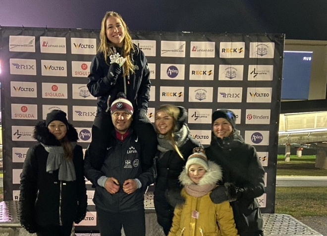 Siguldā notiekošajās sacensībās Dārtu atbalstīt vienmēr ierodas visa ģimene pilnā sastāvā – māsa Gerda (no kreisās), tētis, māsa Marta, mazā māsa Grieta un mamma Anete. Uz tēta pleciem pati Dārta.                         
Autors: NO PERSONĪGĀ ARHĪVA