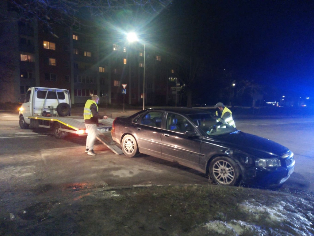 Pirmdien ap pulksten 18.30 Valkā, Raiņa ielā, pie veikala “Maxima” ceļu satiksmes negadījumā cietušo automašīnu “Volvo” no notikuma vietas aizvāca ar autoevakuatora palīdzību.                                                     
Autors: INGA KARPOVA