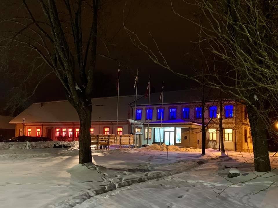 Strenču novada Kultūras centrs atradis citus veidus, kā “kovidlaikā” sagādāt prieku cilvēkiem un uzmundrināt pašdarbības kolektīvus. Februāra nogalē Kultūras centrs staroja burtiskā nozīmē, kā arī deva iespēju uz pašdarbniekiem paskatīties vismaz fotogrāfijās.                                                                                                                                                                                                
Autors: LIENE KRŪMIŅA