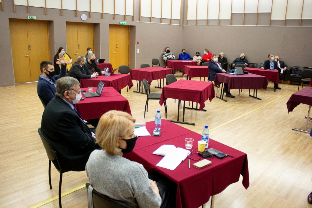 Valgas kultūras centrā notikušajā pagasta padomes sēdē neuzticības izteikšanas balsojumā opozīcijai neizdevās gāzt Valgas pagasta vadību. 
Autors: Tīts Loims