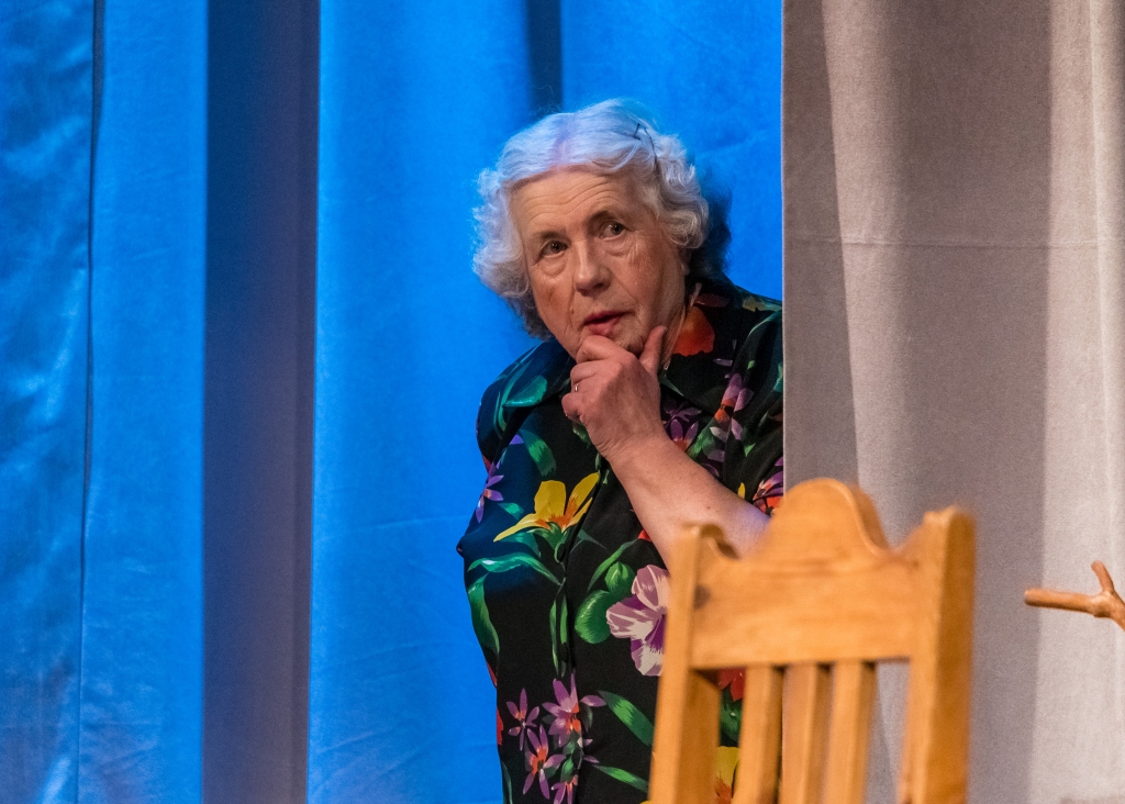 Grundzāliete Aija Freimane (attēlā – lomā vienā no Grundzāles pagasta amatierteātra “Cik jaudas” izrādēm) ir sabiedriski aktīvs cilvēks un skumst pēc teātra, bet nezaudēt dzīvesprieku viņai palīdz piedzīvotie patīkamie pārsteigumi. Izrādās, kovidlaikā pat lielu dzīves jubileju var nosvinēt neaizmirstami.                                                                       
Autors: NO “CIK JAUDAS” arhīva