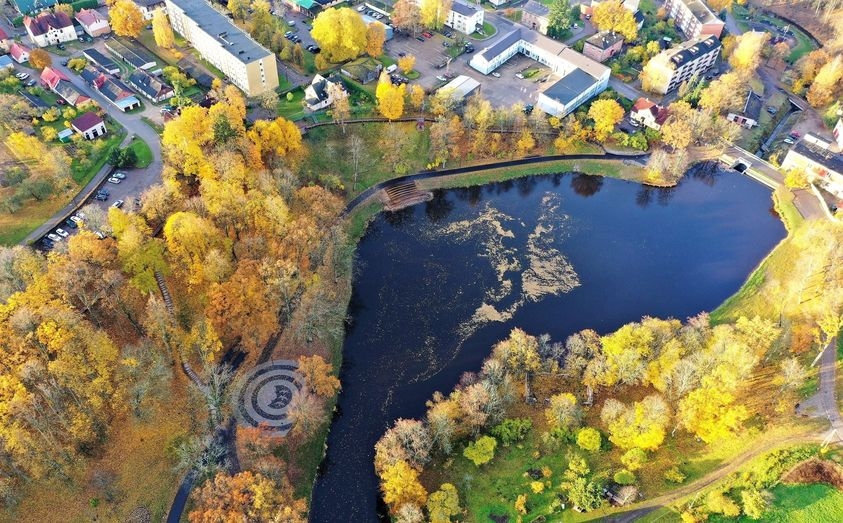 Smiltenes Vecā parka skaistās pārvērtības novērtē ne tikai smiltenieši un pilsētas viesi. Parka rekonstrukcija un Vidusezera tīrīšana pretendē uz Gada labāko būvi Latvijā.                                                                       
Autors: RIHARDS SPILVA