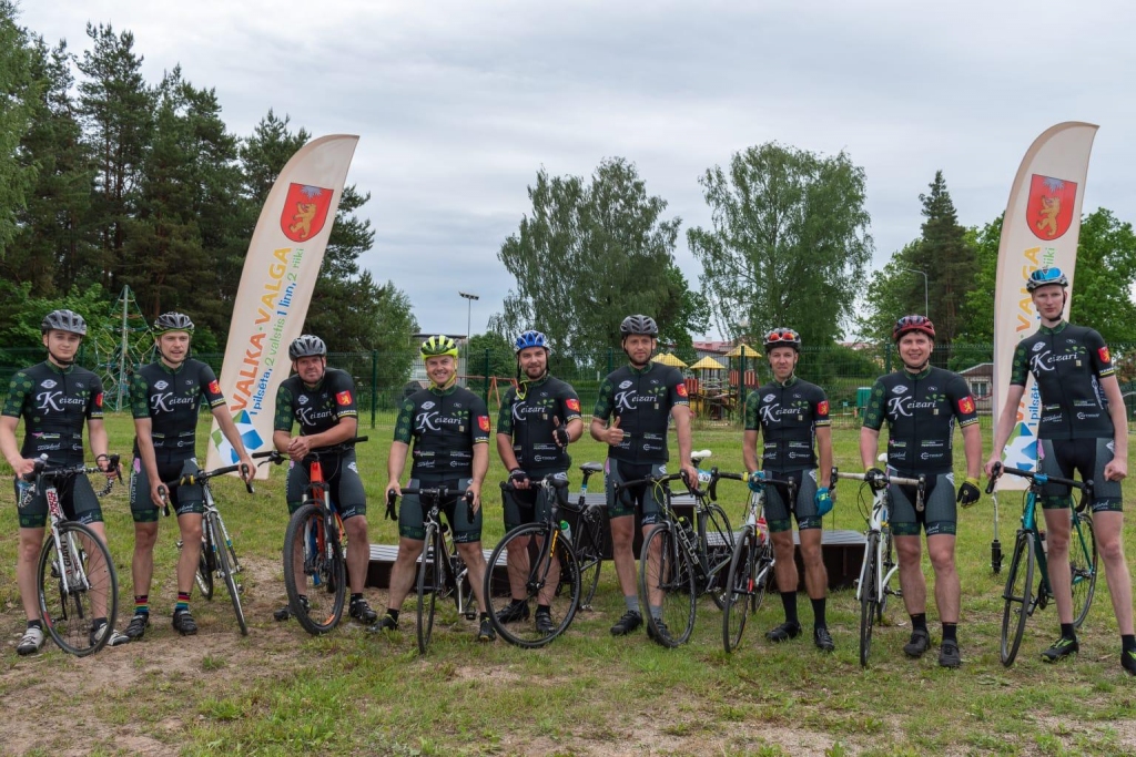 Valkas veloapvienība “Velohooligans/Ķeizari 1” īsā laikā ir kļuvusi par vienu no vadošajām komandām Latvijas kalnu divriteņu komandu konkurencē. Attēlā – “Velohooligans/Ķeizari 1” “Valkas četrcīņas 2020” sacensībās. 
                                                                                                                                                                          
Autors: NO PERSONĪGĀ ARHĪVA