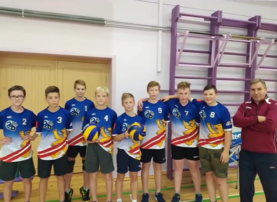 Volejbola kluba “Valka” U-14 jauniešu komandas spēlētāji pēc dažiem gadiem kļūs par pieaugušo komandas kodolu. Attēlā – Valkas jaunie volejbolisti ar treneri Jāni Bomiņu 2020. gada oktobra sākumā Valkā aizvadītajās Latvijas jaunatnes čempionāta spēlēs.                                                                                                           
Autors: NO “FACEBOOK”